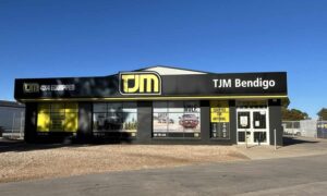 Mobile auto electrician in Bendigo servicing a client’s 4WD on-site